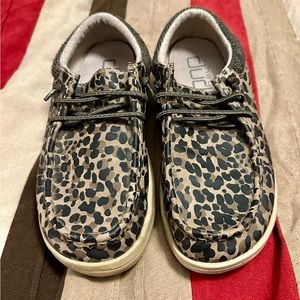 Women’s leopard Hey Dude size 10 barely worn